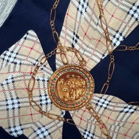 FREE Burberry with a $400with bundle purchase. - Picture 6 of 6